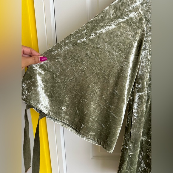 Green We Are HAH phaht city dress bell sleeves crushed velvet - Picture 7 of 7